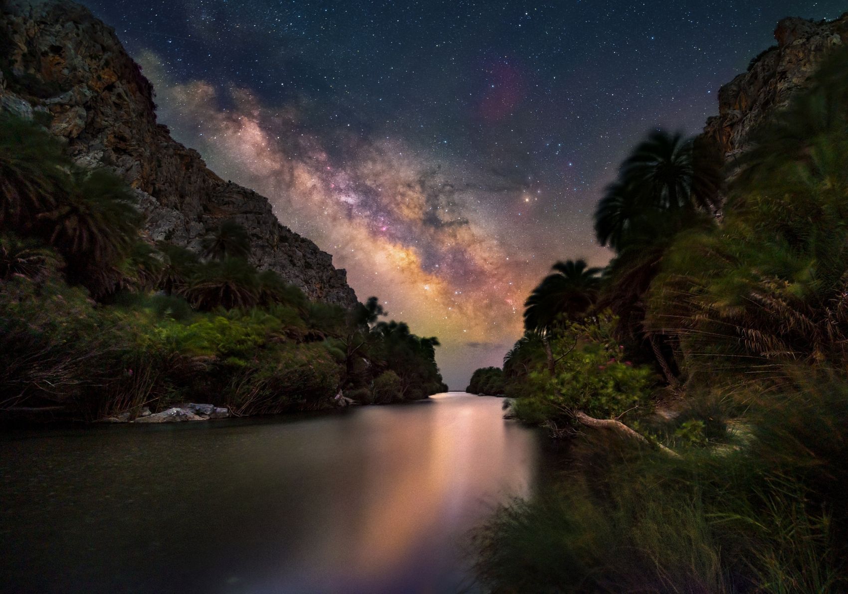 北极光星空下的湖泊图片