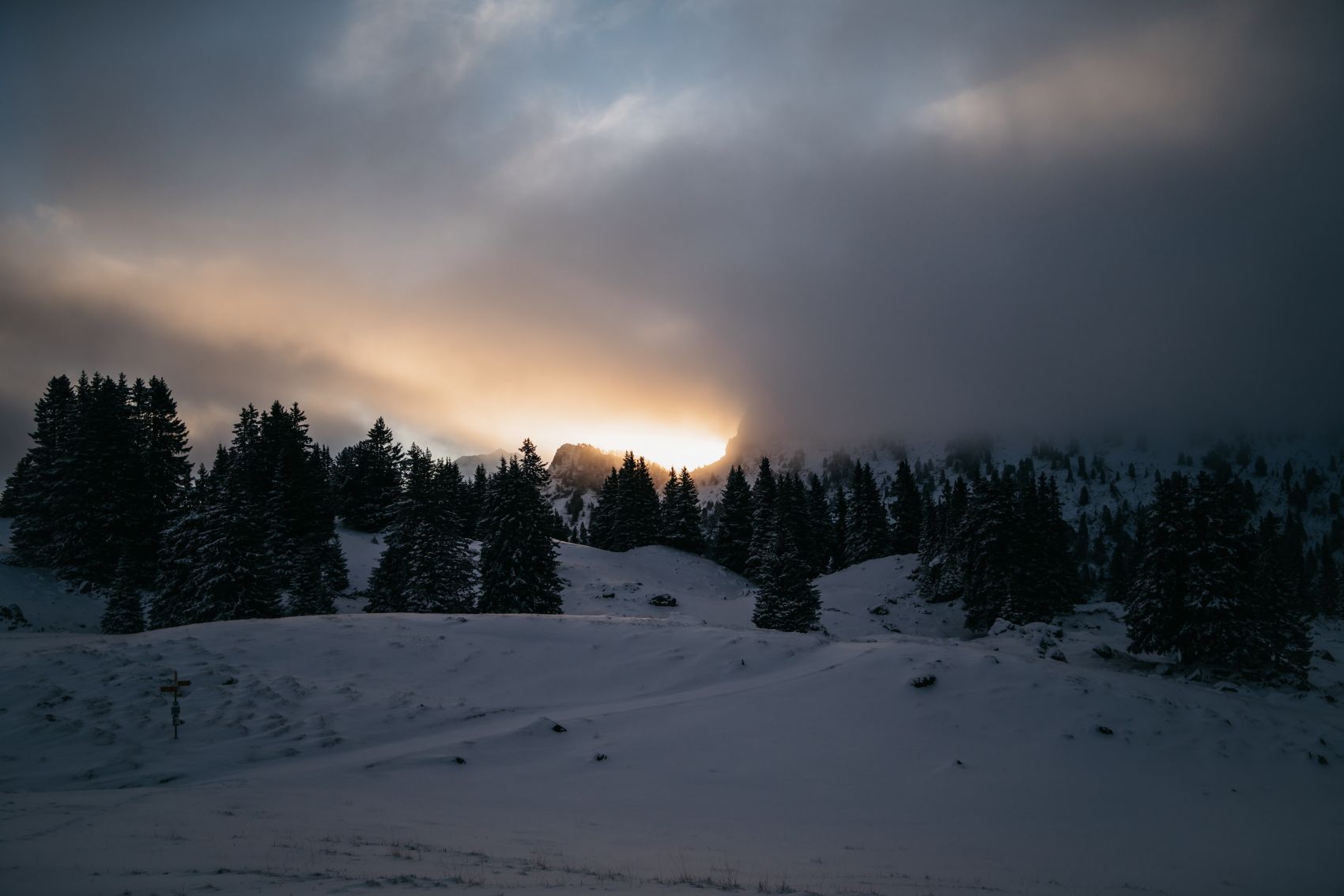 雪山风景后的云彩晚霞图片
