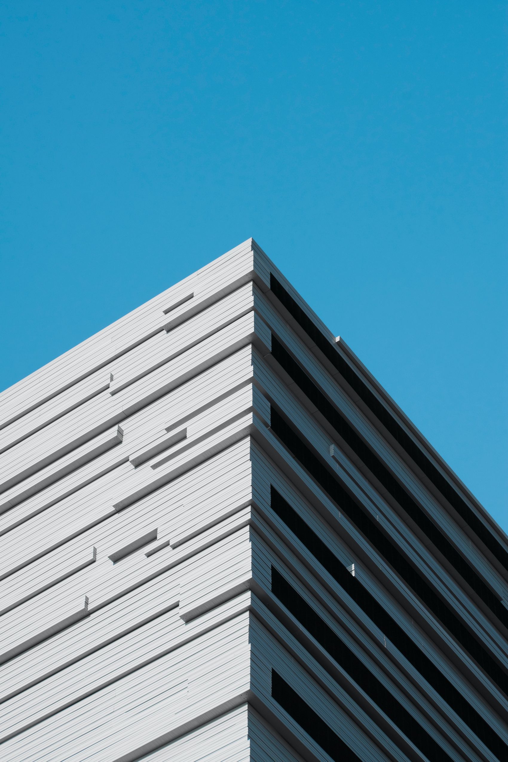 蓝天下的写字楼封面大图