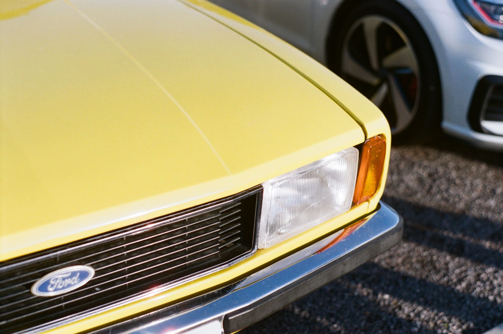 高清晰黄颜色丰田FJ酷路泽SUV越野汽车壁纸下载-欧莱凯设计网