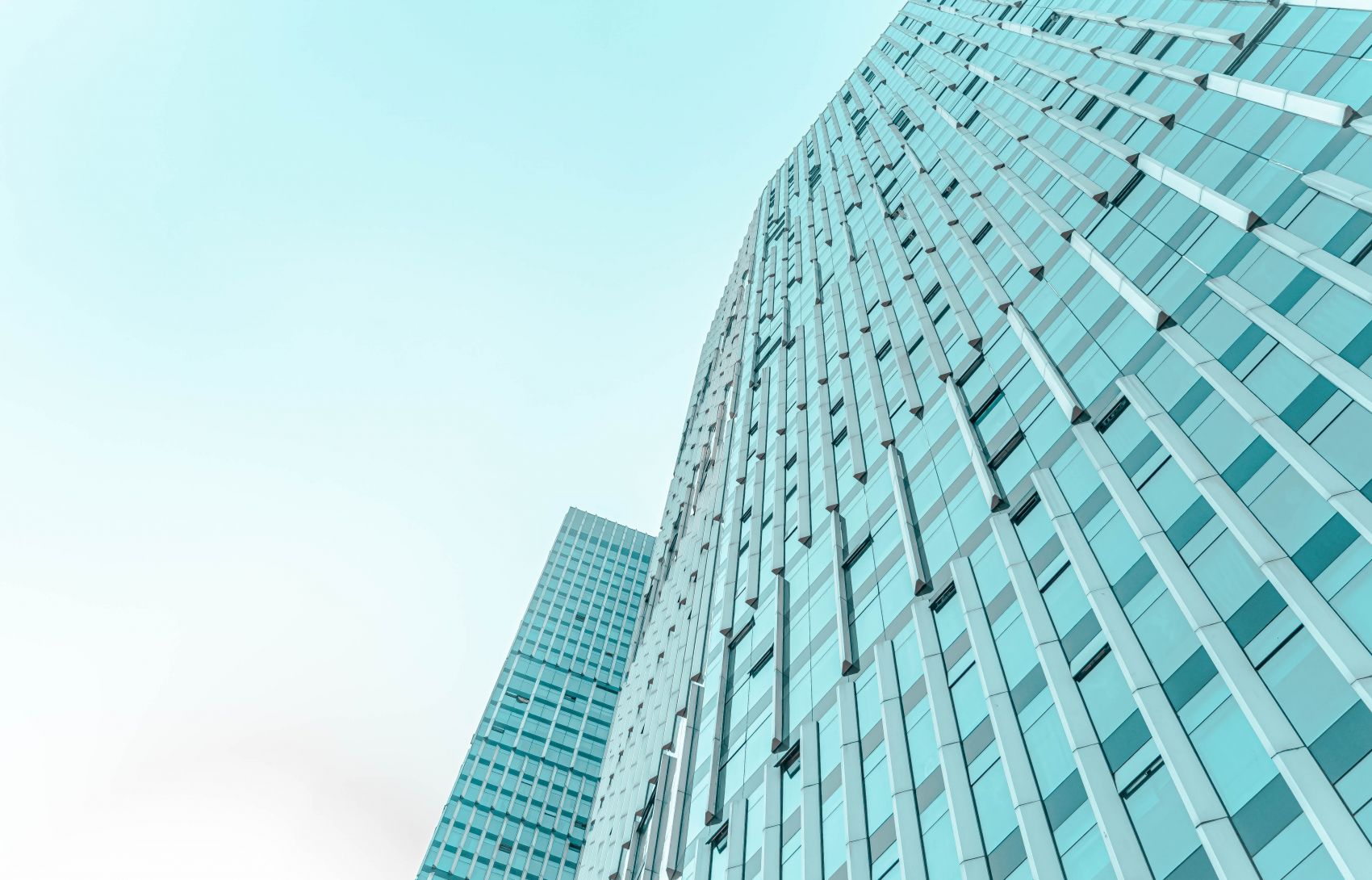 仰拍的现代玻璃幕墙建筑图图片