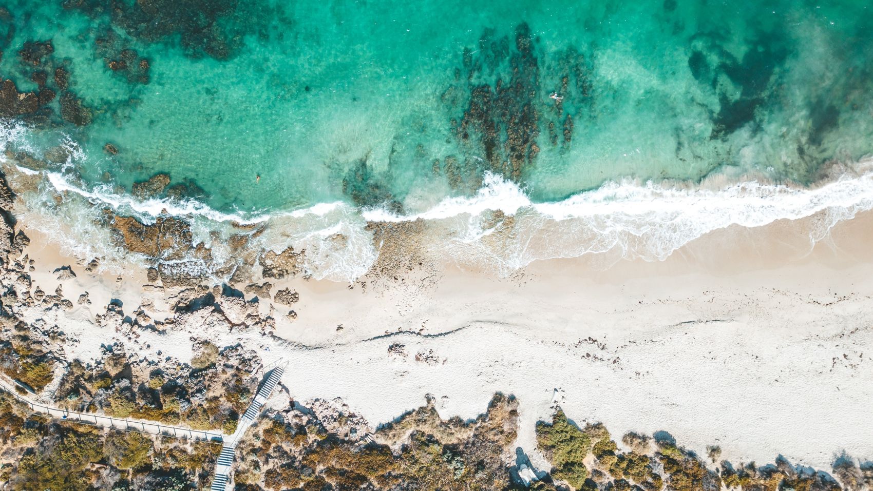 高空俯拍的蓝色海域图图片