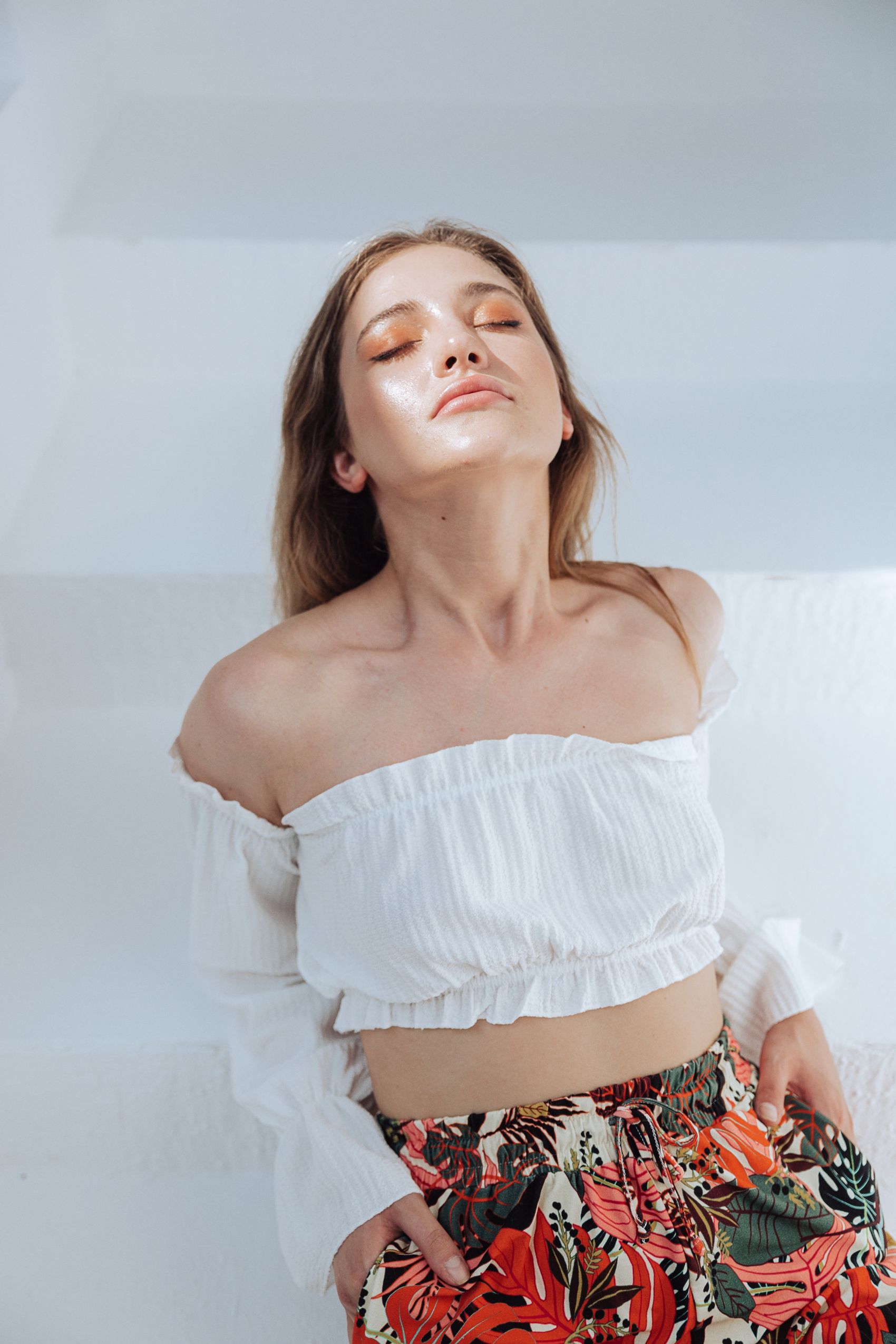 闭眼自我享受的碎花裙女郎图片