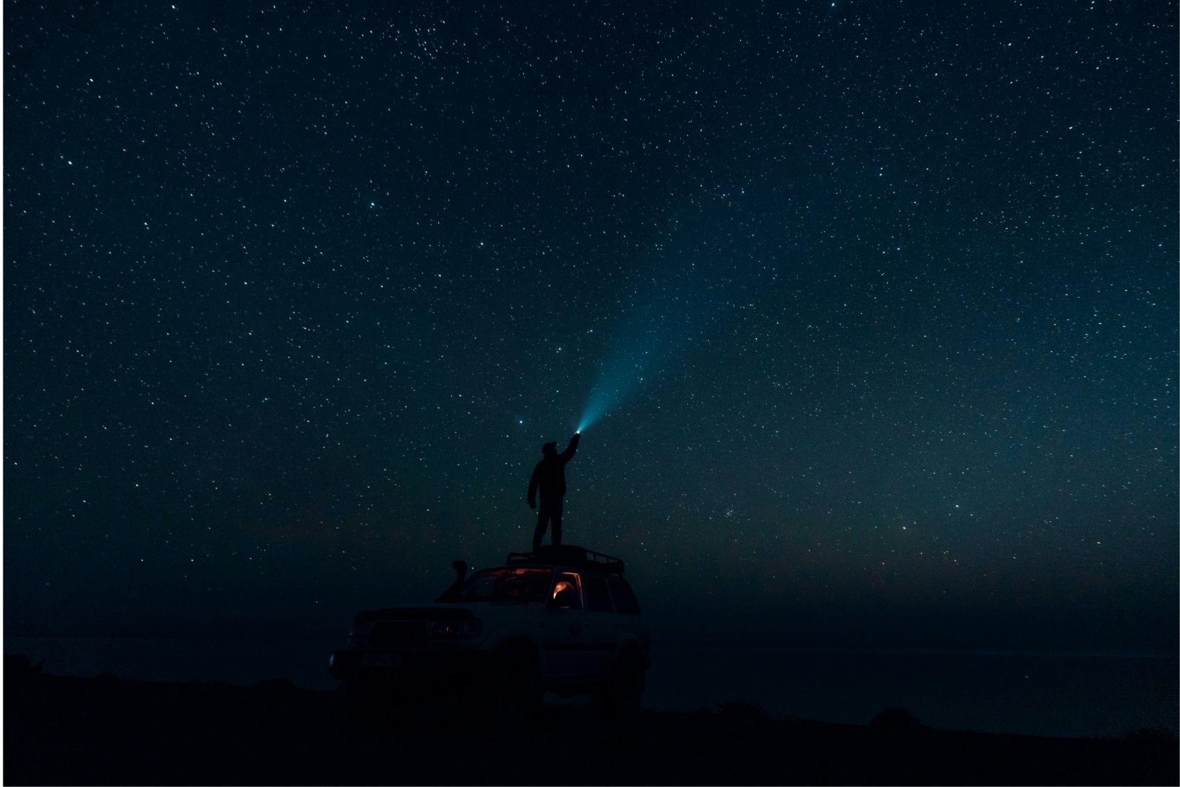 用手电筒照射星空的图图片