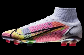 耐克2021年旗舰足球鞋-从蜻蜓迅捷中汲取的灵感设计