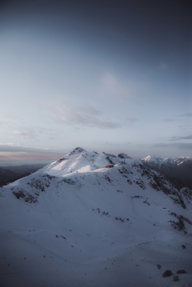 高耸的雪山山顶