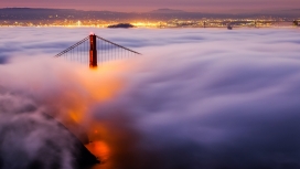 被雾气笼罩的金门大桥夜景图