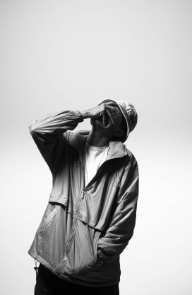 戴帽子摸脸的黑白人像