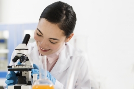 实验室科研的女研究员