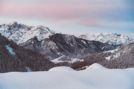 冬季雪峰山峰图片