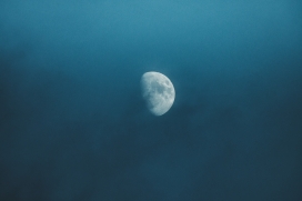 害羞的月亮