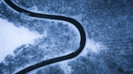 冬季蜿蜒的山路