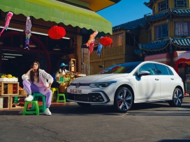 白色大众高尔夫GTE汽车