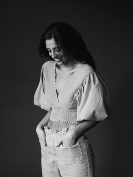 双手插在口袋的女性黑白人像