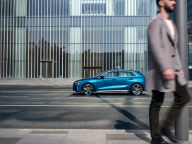 蓝色奥迪A3两厢汽车