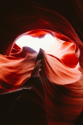 阳光通透的丹霞山洞穴