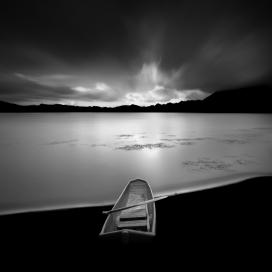 巴厘岛冬季冰湖风景黑白图