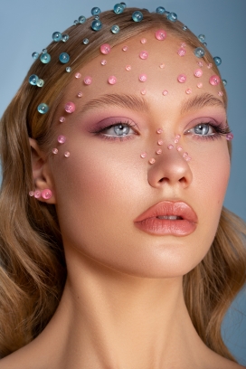 TOMBUL BONCUK-脸部贴满五彩水晶小球的女性人像