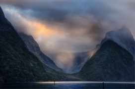 雾气山湖自然风景