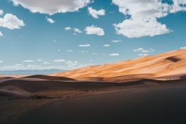 蓝天白云下的沙漠沙丘