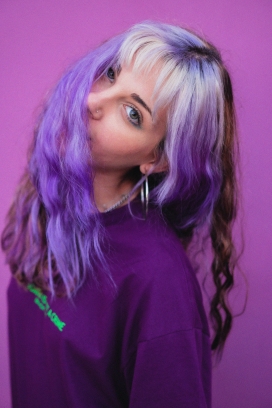 紫色卷发大美女