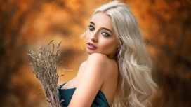 回眸的金发波浪卷发法国女郎