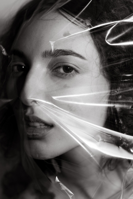 被透明塑料袋包裹脸的美女