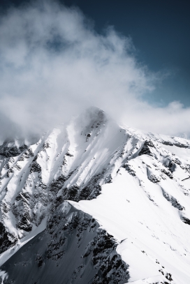 被白云笼罩的壮观大气雪山