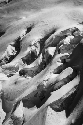 风烛过的荒漠黑白图