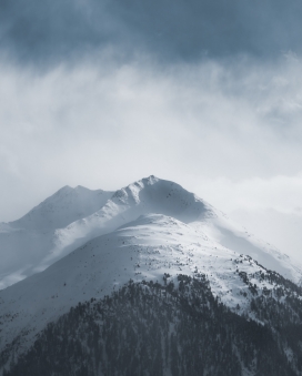 雪崩后的大雪山
