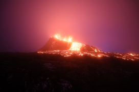 岩浆爆发的火山