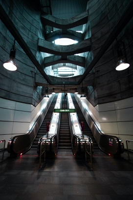 城市地铁电梯图片