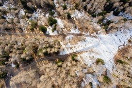 冬季V字型公路航拍图片