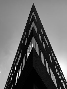 仰拍的三角屋黑白建筑