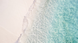 透明的浅蓝色大海