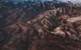 航拍的荒漠山丘图