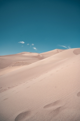 蓝色天空下的沙漠