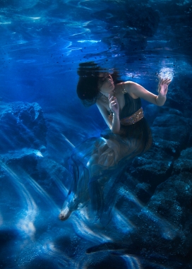 蓝色水底探秘的美人鱼