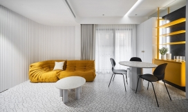 面向年轻专业人员的自信黑色，白色和黄色内饰公寓室内设计