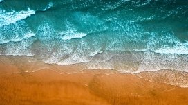 高空航拍的海浪沙滩图片