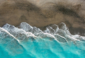 高空无人接俯拍的蓝色大海