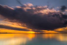 火烧云湖畔倒影美景