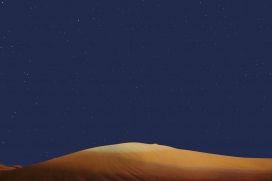 星空下的金色沙漠山丘