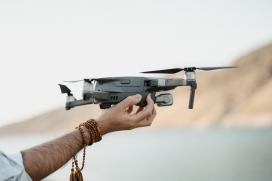 手拿大疆无人机图片