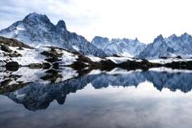镜面雪山湖泊风景图片