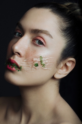 https://www.2008php.com/Glow-时尚女性脸部涂抹彩妆人像