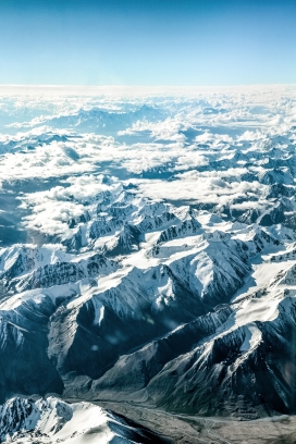 航拍冬季雪山图片