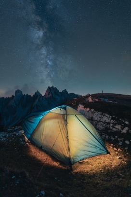 夜晚户外露营的帐篷图片