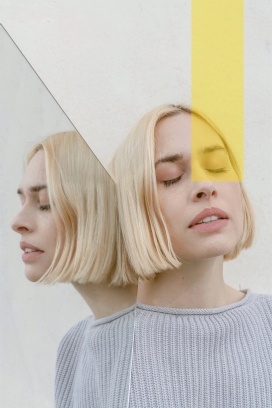 镜子中的时尚短金发女郎