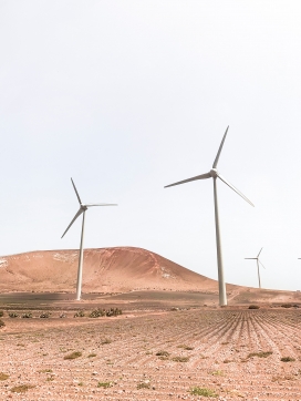 荒漠中的风力发电风车